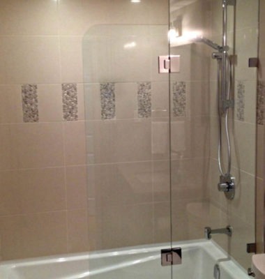 Frameless Hinged Door on Tub