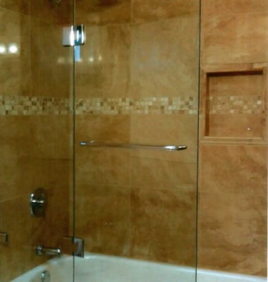 Frameless Hinged Door on Tub