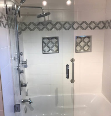 Frameless Swing Door on Tub